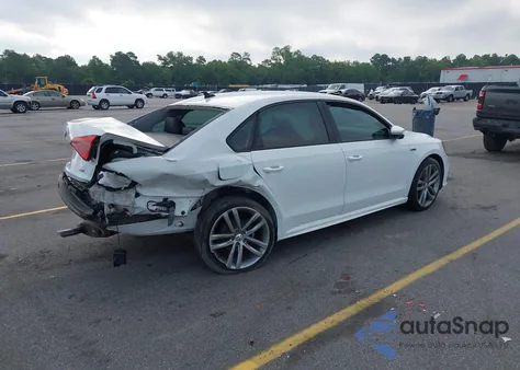 2018 Volkswagen Passat S/R-Line z USA, uszkodzony, nr VIN 1VWAA7A39JC016259
